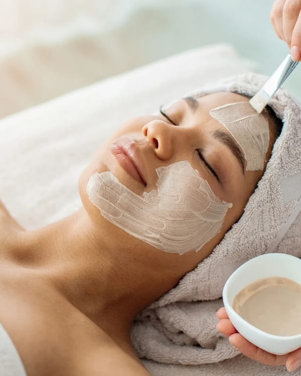 Personalized skincare consultation at Clinique en Beauté
